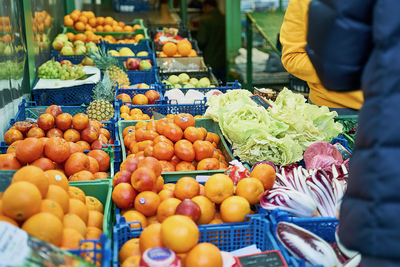 Stand am Viktualienmarkt mit frischem Obst und Gemüse