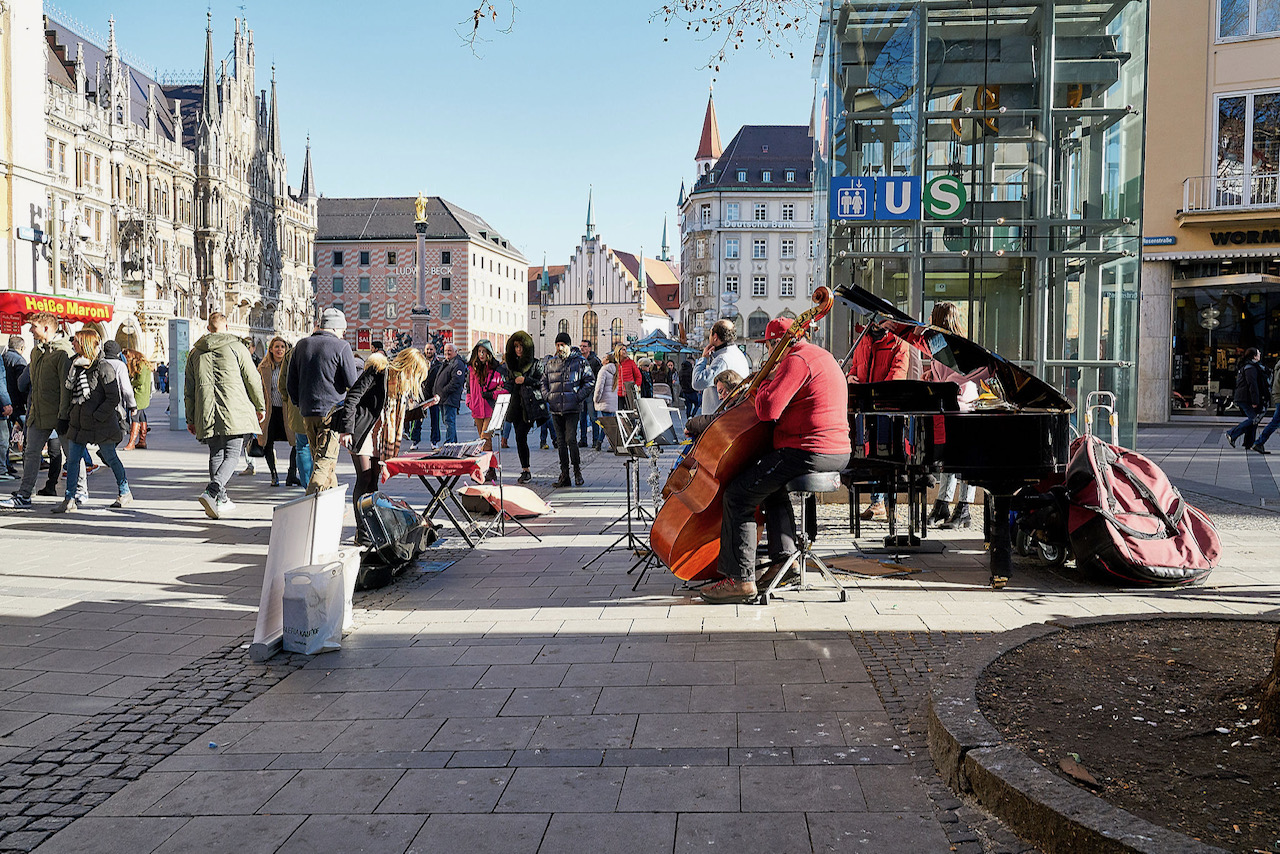 Blick in die Fußgängerzone mit Straßenmusikern